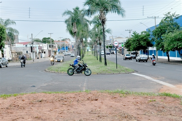 Um motorista bêbado capotou o carro na avenida Emílio Arroyo Hernandes, após bater em um veículo estacionado (Foto: A Cidade)