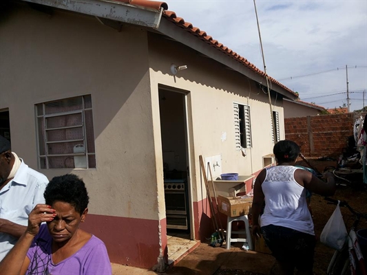 Residência foi destruída pelo fogo na manhã de segunda