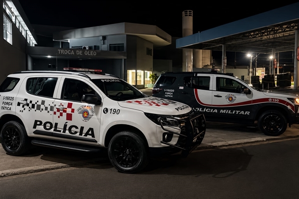 Diante da confirmação do mandado, os policiais deram voz de prisão ao homem que foi encaminhado à delegacia  Foto: Divulgação