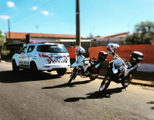 Os militares faziam patrulhamento pelo bairro quando tomaram conhecimento de um mandado de prisão em aberto (Foto: Divulgação)