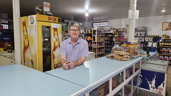 Ademir Fiorentino, o conhecido Mirão, na mercearia da família que funciona até os dias de hoje (Foto: Fabíola Fiorentino/Contribuição)