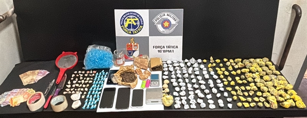  Drogas, dinheiro e materiais usados no preparo e embalo de entorpecentes foram apreendidos pela Força Tática durante a ação que resultou na descoberta da “casa bomba” na zona sul de Votuporanga.(Crédito: Divulgação)