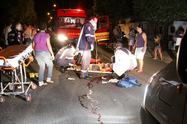 Vítima recebendo atendimento ainda no local pelos socorristas do Samu