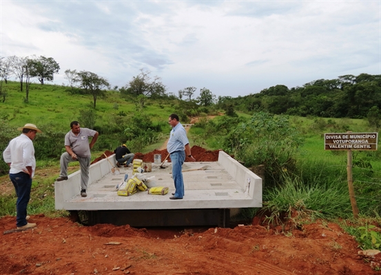 Concluída construção de ponte metálica sobre o Córrego do Viradouro