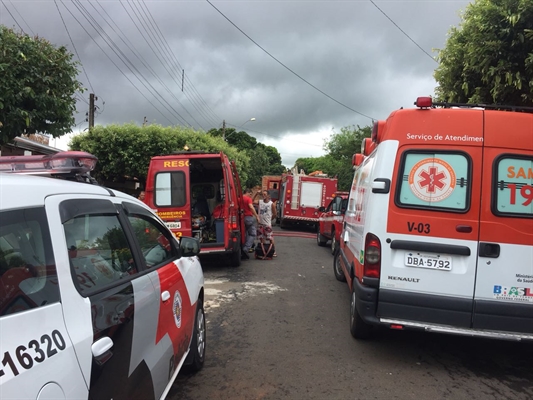 Uma mulher colocou fogo na própria casa após brigar com seus familiares na manhã desta terça-feira (20) em Votuporanga (Foto: Gabriele Reginaldo/A Cidade) 