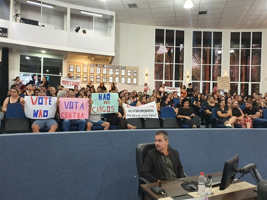 Mesmo em meio a protestos acalorados, com direito a cartazes e cabides, vereadores votaram a favor dos cargos e nova secretaria (Foto: A Cidade)