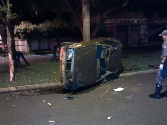 Motorista perde controle de direção e capota carro