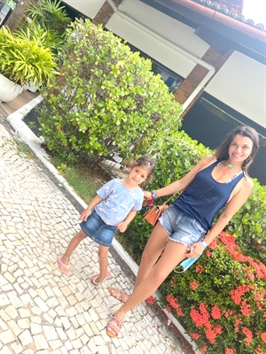 Haline Morato é responsável técnica da Clínica Protege e mãe da Liz Komatsu, de quatro anos; ela falou sobre as alegrias e desafios em criar a pequena (Foto: Arquivo pessoal)