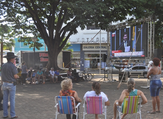 Telão do impeachment fica 14 horas na Praça da Matriz