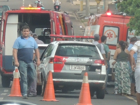 Mulher de 35 anos fica inconsciente após acidente com moto