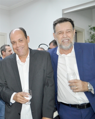 Para não confundir. Marcelo Madrid, pelo seu tempo de serviço no voluntariado, tem “cacife” para ser provedor da Santa Casa. Mas, ainda não é a vez dele. Nesta foto, ele aparece ao lado do ex-provedor Roberto Biasi. (Foto: A Cidade)