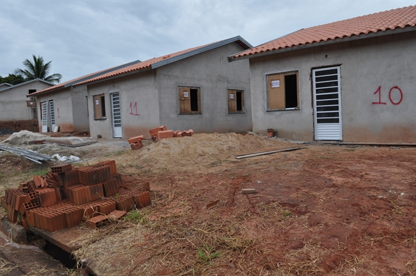 Entrega de casas populares é adiada mais uma vez 