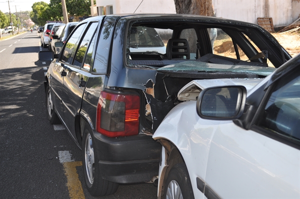 A motorista de 50 anos foi desviar de um cachorro e colidiu com outros três carros estacionados (Foto: Aline Ruiz/A Cidade)