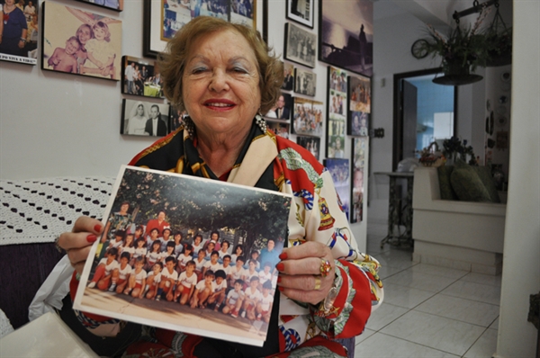 Olga mostra uma foto de quando era diretora do IE