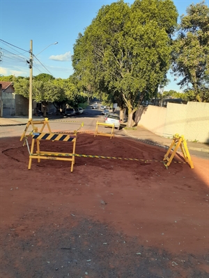 O problema foi provocado por um grande vazamento de água, que solapou o solo e acabou provocando o afundamento (Foto: Saev)