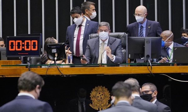 PEC determina também maior rigidez na aplicação de medidas de contenção fiscal, controle de despesas com pessoal e redução de incentivos tributários (Foto: Pablo Valadares/Câmara dos Deputados)