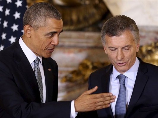 Mauricio Macri (dir.), e o presidente dos Estados Unidos, Barack Obama, em entrevista coletiva na Casa Rosada, em Buenos Aires, nesta quarta-feira (23) (Foto: David Fernandez/ Reuters)