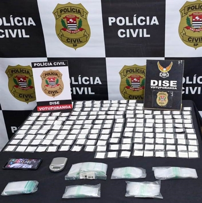 Na casa de um dos investigados a Polícia Civil aprendeu mais de uma centena de porções de cocaína prontas para a venda (Foto: Divulgação)