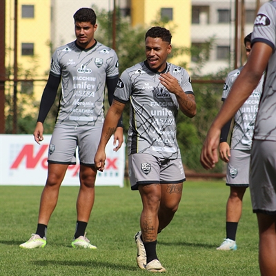 O CAV do zagueiro Enzzo e do atacante Orlando Júnior joga hoje (Foto: Rafa Bento/CAV)