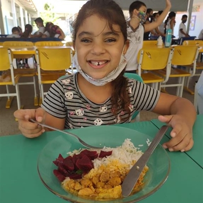 Secretaria da Educação tem reforçado o cardápio mais nutritivo e adequado para as faixas etárias dos estudantes em 42 unidades da rede pública de ensino de Votuporanga (Foto: Prefeitura de Votuporanga)