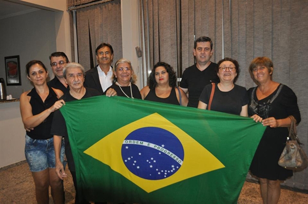 Poucos, mas barulhentos, manifestantes agitam sessão