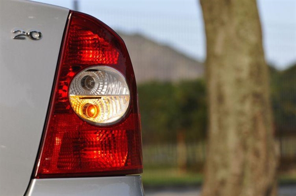 O braço também pode ser utilizado para complementar a sinalização com a seta, mas não pode substitui-la (Foto: Reprodução internet)