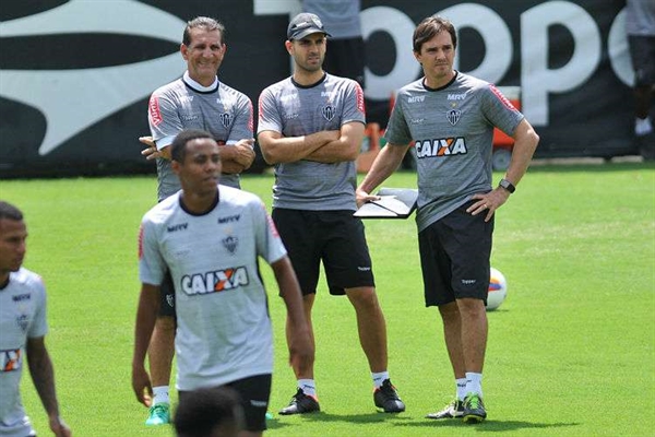 O votuporanguense Kaio Fonseca (de boné) comanda o Atlético Mineiro neste domingo (Foto: mg.superesportes)