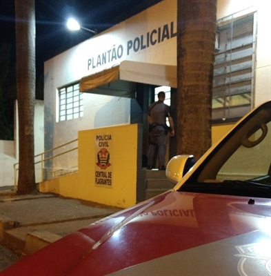 O autor do crime foi conduzido para a Central de Flagrantes de Votuporanga, onde recbeu voz de prisão (Foto: Divulgação/Polícia Militar)