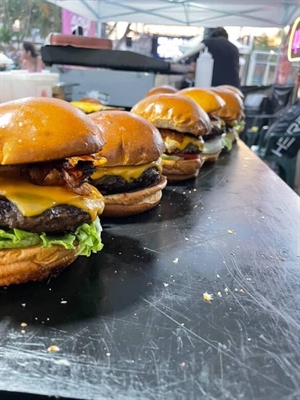 Somente a atuação da Ô Burg na barraca americana rendeu R$ 11.160 para as entidades assistenciais beneficiadas pela festa  Foto: Ô Burg