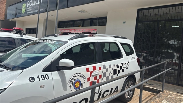 Indivíduo é preso em flagrante após ser encontrado próximo à residência da vítima, descumprindo medida protetiva. Crédito: Divulgação