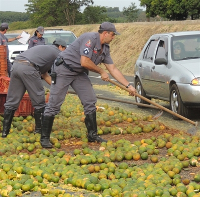 Colisão fere três pessoas e esparrama tangerinas