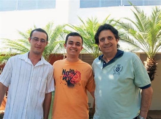 Os alunos Edilson Barbalho e Adonis Coelho com o professor João Escremin