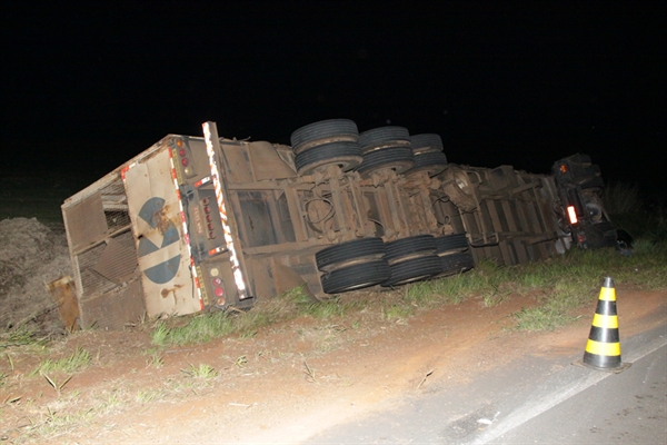 Caminhão tomba na Estrada do 27 e deixa dois feridos