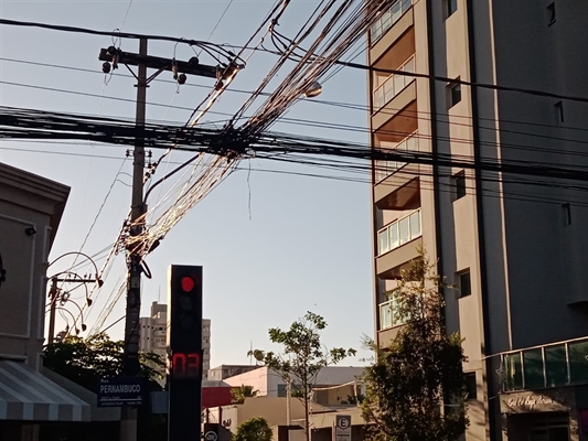 De acordo com a iniciativa, após devidamente notificada, a empresa terá o prazo de 24 horas para retirar os fios, sob pena de multa (Foto: A Cidade)