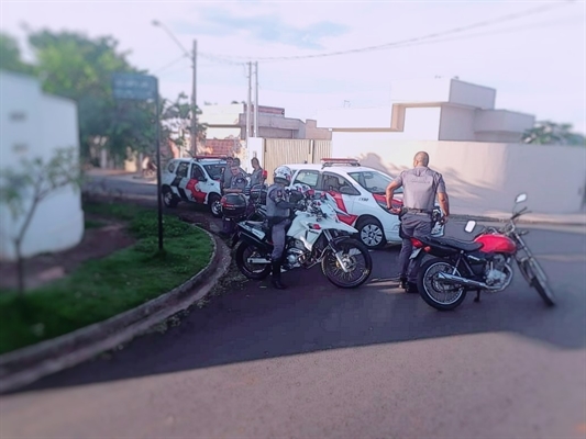 Os policiais recuperaram a motocicleta furtada no bairro Monte Verde e devolveram para o proprietário (Foto: Divulgação/Polícia Militar)