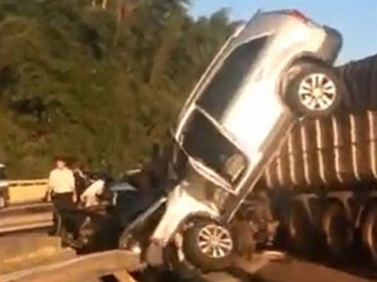 Carro fica 'pendurado' em carreta após engavetamento em rodovia