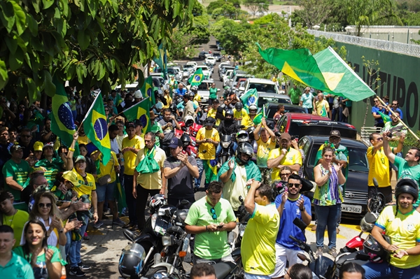 O ato dá continuidade ao protesto de caminhoneiros que bloqueou rodovias em todo o Brasil (Foto: Direita Votuporanga)