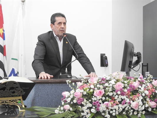 Deputado Delegado Olim foi o ilustre visitante na Sessão Solene da Câmara. Veio para prestigiar a homenagem ao dr. Ronaldo Sayeg. (Foto: A Cidade)