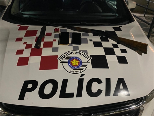 Espingarda calibre .32 e três cartuchos deflagrados apreendidos pela Polícia Militar na residência do suspeito, no Centro de Floreal. Foto: Divulgação