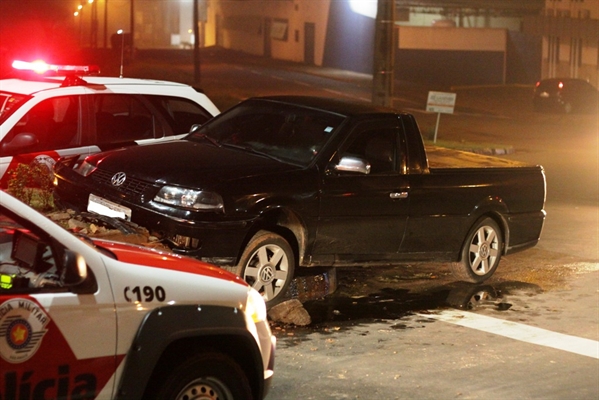 Motorista embriagado bate em canteiro central