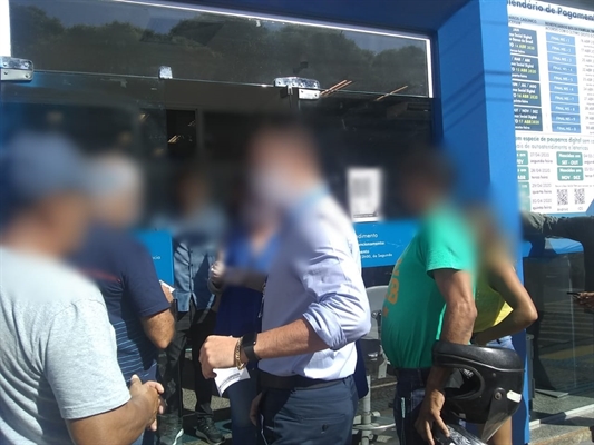 Aglomeração de pessoas em frente à Caixa Econômica Federal (Reprodução/Facebook)