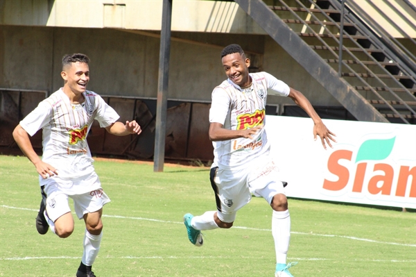 Garotos do time sub-17 da Votuporanguense comemoram o gol da vitória contra o Jacaré (Foto: Rafael Nascimento/CAP)