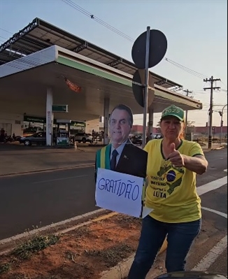 Débora Câmara Romani (PL), um dos rostos novos que serão vistos na Câmara Municipal, voltou aos semáforos para agradecer (Foto: Redes sociais)