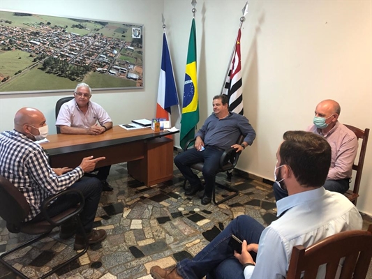 Os prefeitos Oclair Bento (PSDB) e Adilson Leite (DEM) tiveram reunião com representantes da Usina Cofco para discutirem o projeto (Foto: Divulgação)