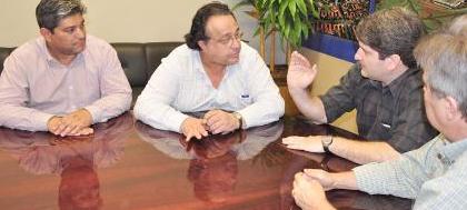 Diretor da CDHU vistoria área de conjunto habitacional