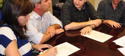 Prefeito doa área a empresa de painéis no 5º Distrito