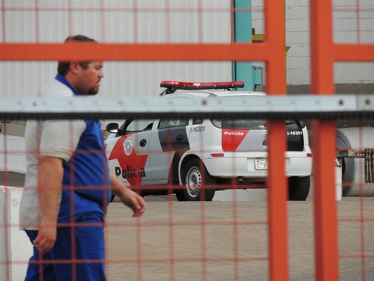 Tanque explode em indústria e fere metalúrgico