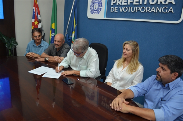 O prefeito Jorge Seba assinou ontem a ordem de serviço, ao lado de Gustavo Gallo, Jura, Luciano Passoni e o representante da empresa (Foto: A Cidade)