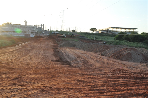 Após a movimentação de cerca de 30 mil metros cúbicos de terra, transposição do Córrego do Curtume entra na reta final (Foto: A Cidade)