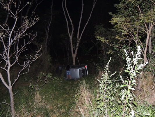 Mulher é arremessada de carro  e é atingida pelo próprio veículo